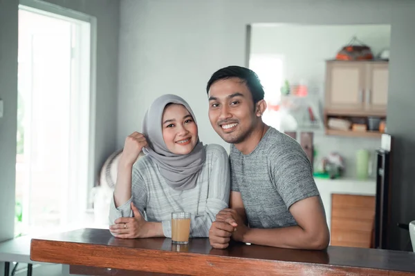 Pasangan moslem santai duduk di dapur — Stok Foto