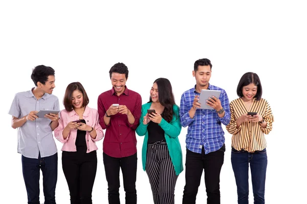 Grupp vänner är upptagna med att hålla sina egna mobiltelefoner — Stockfoto
