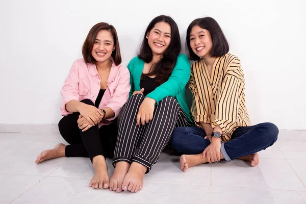 Drei beste Freundin sitzt auf dem Boden — Stockfoto