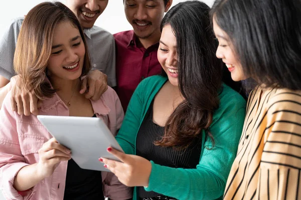 Aziatische vrouwen houden Tablets met vrienden — Stockfoto