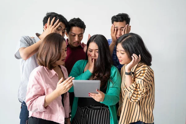 女人和她的朋友拿着平板电脑 — 图库照片