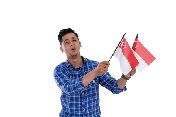 亚洲年轻男性持有新加坡国旗 — 图库照片