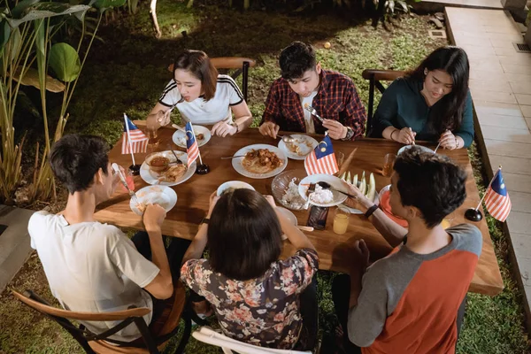 아시아 사람들 저녁 식사 정원 파티 에 홈 와 친구 — 스톡 사진