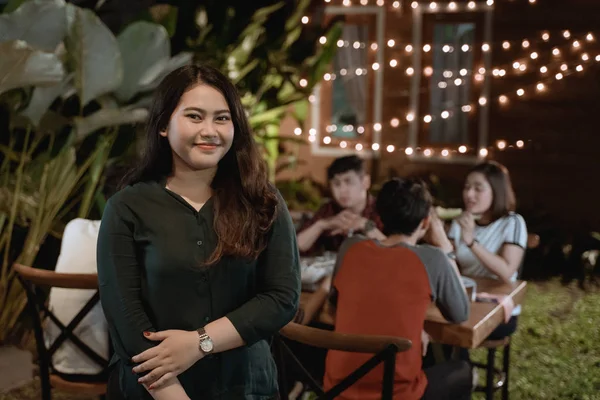 Attraktive asiatische Frau lächelt in die Kamera, während sie Dinner Gartenparty — Stockfoto