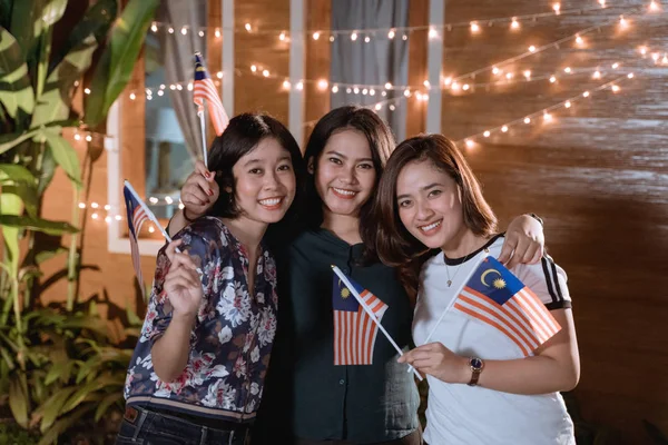 Asiatisk vacker kvinnlig vän i Backyard Party Holding Malaysia Flag — Stockfoto