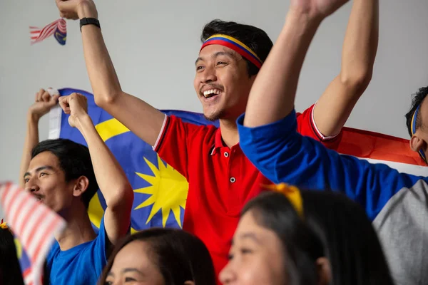Люди с флагом Малайзии в честь Дня независимости — стоковое фото