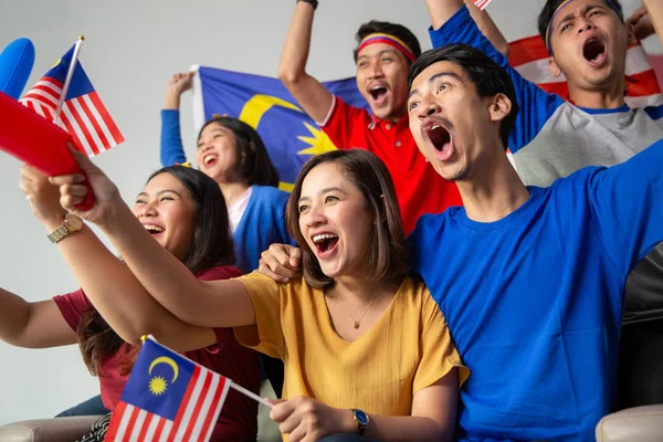 Άνθρωποι που κατέχουν σημαία της Μαλαισίας γιορτάζει την ημέρα της ανεξαρτησίας — Φωτογραφία Αρχείου