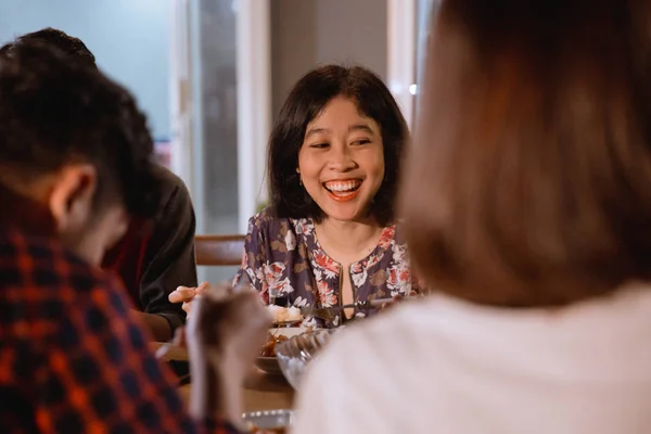 Lächelnd asiatisch frau genießen ihre garten dinner party — Stockfoto