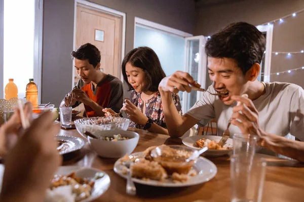 Азиатские люди ужин сад партии дома с другом — стоковое фото