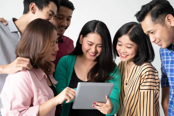 Mujeres asiáticas sosteniendo tabletas con amigos —  Fotos de Stock