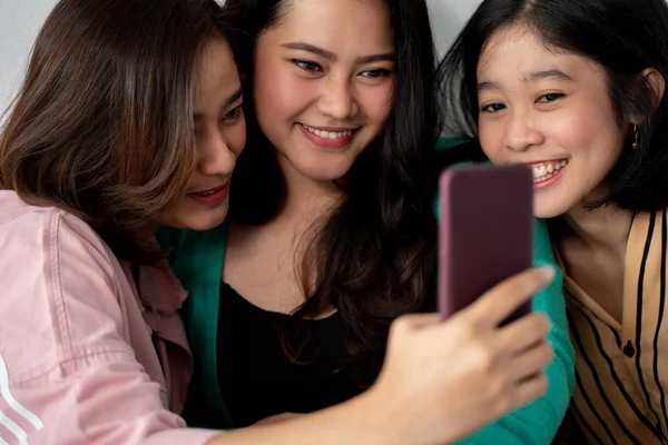 Group friends are busy holding their own cellphones — Stock Photo, Image