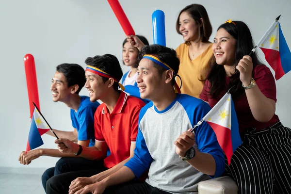 Mensen houden vlag van de Filipijnen viering van Onafhankelijkheidsdag — Stockfoto