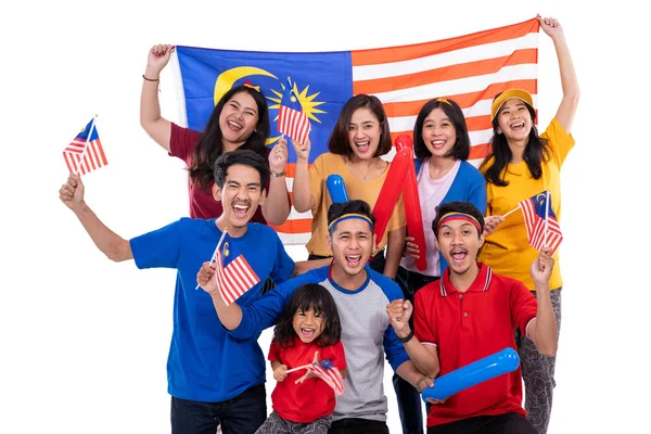 Emocionado asiático joven partidario celebración philippines bandera — Foto de Stock