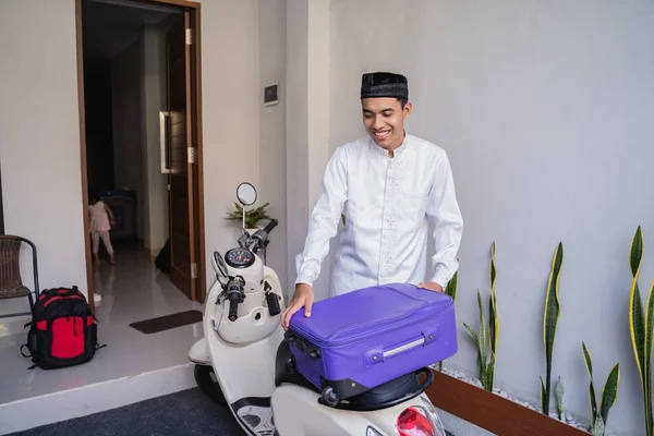 Moslim mannetje reizen voor Eid Mubarak Lebaran door Motorcyle — Stockfoto