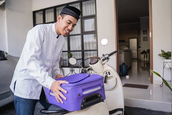 Moslim mannetje reizen voor Eid Mubarak Lebaran door Motorcyle — Stockfoto