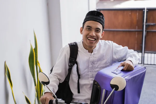 Moslim man Ride motorfiets voor Idul Fitri Balik Kampung uur uitvoering koffer — Stockfoto