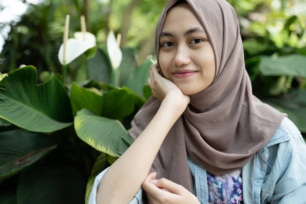 Muslim female teenager smiling — Stock Photo, Image