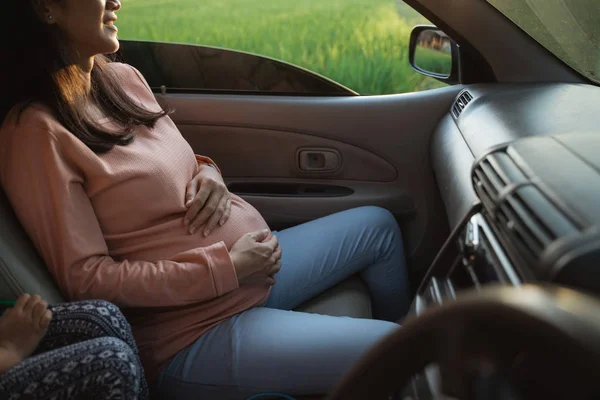 Asiatische schwangere Frau genießen die Autofahrt — Stockfoto