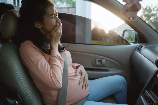 गाडीवर बसताना गर्भवती स्त्रीने तिच्या सीटबेल्टला फाशी दिली — स्टॉक फोटो, इमेज