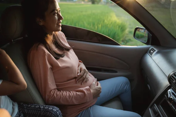 Ázsiai terhes nő élvezni az autóút — Stock Fotó