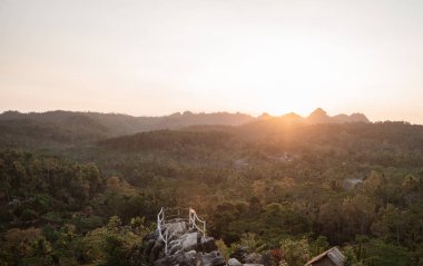 dağın tepesinde endonezya bayrağı ile adam