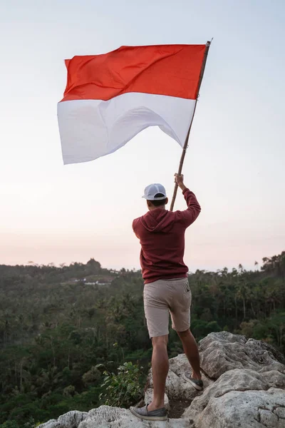 Orang dengan bendera indonesia indonesia di puncak gunung — Stok Foto