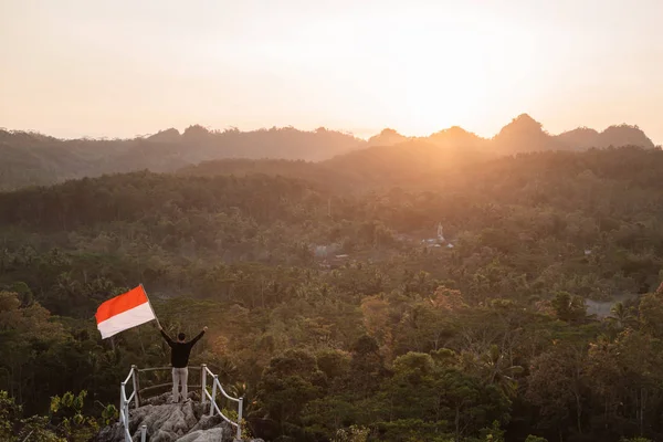 Asiatico maschio con indonesiano bandiera celebrazione indipendenza giorno — Foto Stock