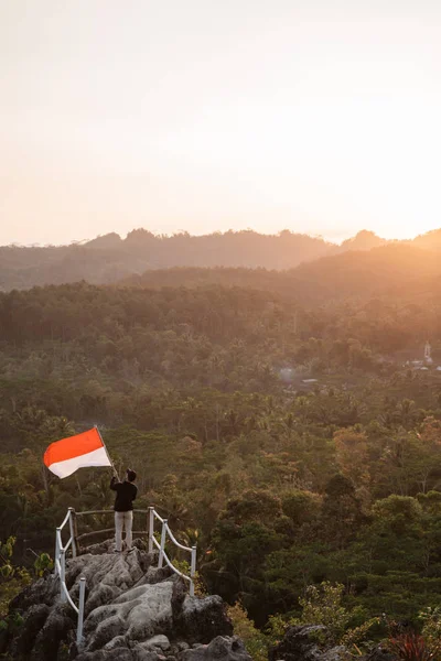 Asiatico maschio con indonesiano bandiera celebrazione indipendenza giorno — Foto Stock