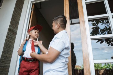 asya ilköğretim öğrencisi babası ile okula hazırlanıyor