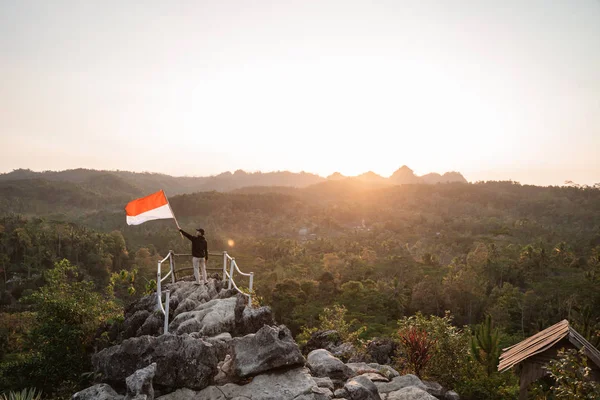 Ασιάτης/ισσα αρσενικό με ινδονησιακή σημαία γιορτάζει ημέρα ανεξαρτησίας — Φωτογραφία Αρχείου