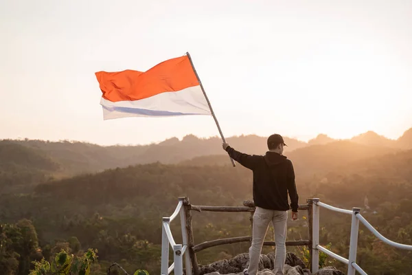 Asiático macho con indonesia bandera celebrando independencia día —  Fotos de Stock