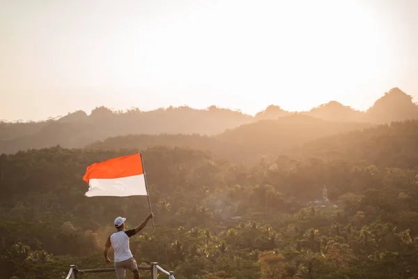 Pria asia dengan bendera indonesia merayakan hari kemerdekaan — Stok Foto