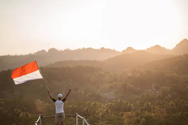 Asiático macho con indonesia bandera celebrando independencia día —  Fotos de Stock