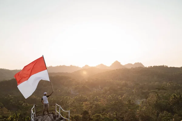Bağımsızlık gününü kutlayan Endonezya bayrağı ile asyalı erkek — Stok fotoğraf