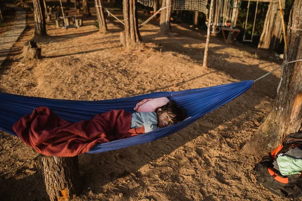 Asijské dítě relaxační v houpací síti venku — Stock fotografie