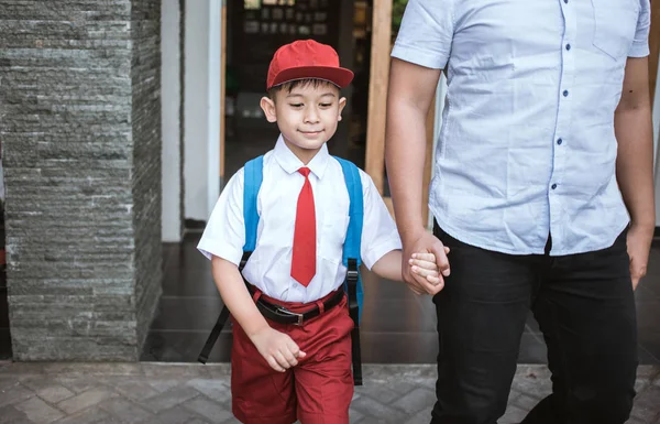 Padre prendere il suo figlio studente elementare andando a scuola — Foto Stock