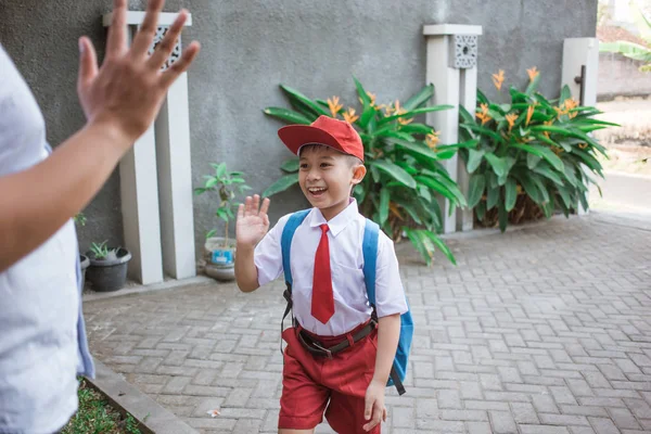 兴奋的小学生回家 — 图库照片