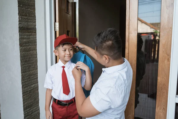 Ayah membantu anaknya bersiap-siap untuk sekolah di pagi hari — Stok Foto