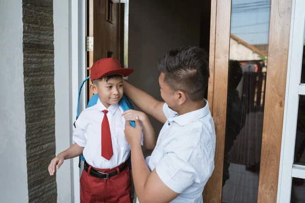 Asiatiska elementär elev redo för skolan med pappa — Stockfoto