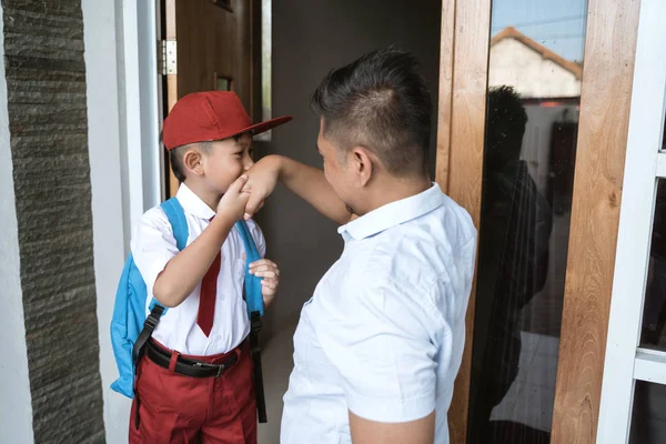 Anak asia mencium tangan ayahnya sebelum pergi ke sekolah — Stok Foto