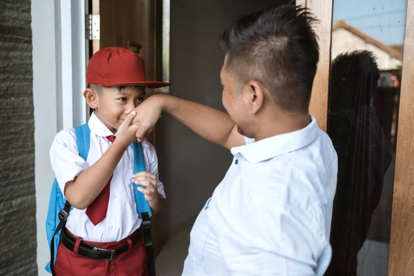 Asiático elemental estudiante llegar listo para la escuela con padre —  Fotos de Stock