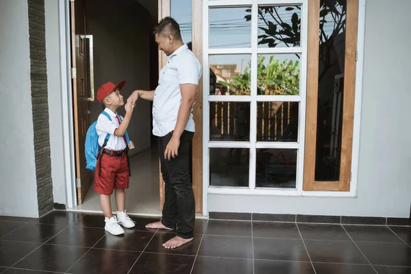 Anak asia mencium tangan ayahnya sebelum pergi ke sekolah — Stok Foto