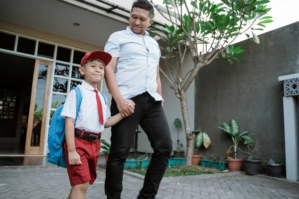 Asiático elemental estudiante llegar listo para la escuela con padre —  Fotos de Stock