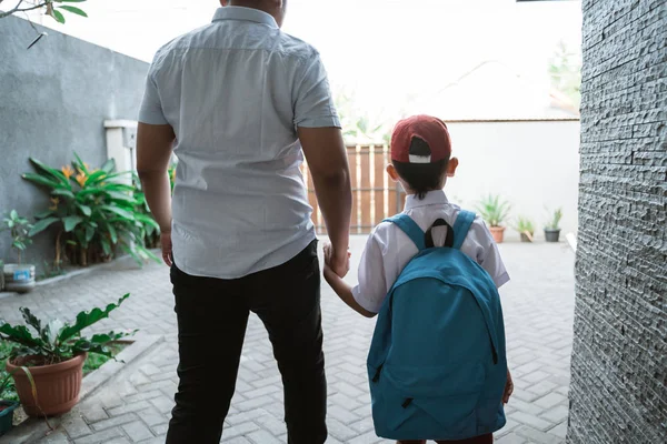 Азиатский мальчик держит своих отцов за руку и ходить в школу — стоковое фото