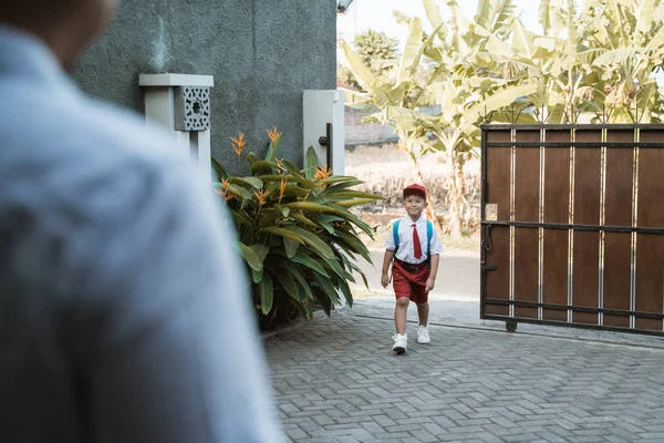 Keluar dari sekolah dasar kembali ke rumah — Stok Foto