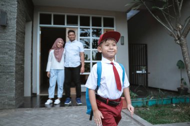 üniformalı endonezyalı öğrenci okula gidiyor