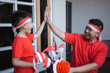 baba ve oğlu bisiklet dekorasyon sırasında yüksek beş