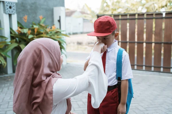 Gamin serrer et baiser sa mère main avant l'école — Photo