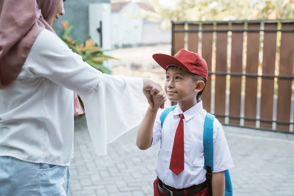 Çocuk el sıkışmak ve okuldan önce el sıkışmak — Stok fotoğraf