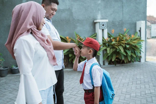 Murid mencium tangan orang tuanya sebelum pergi ke sekolah — Stok Foto